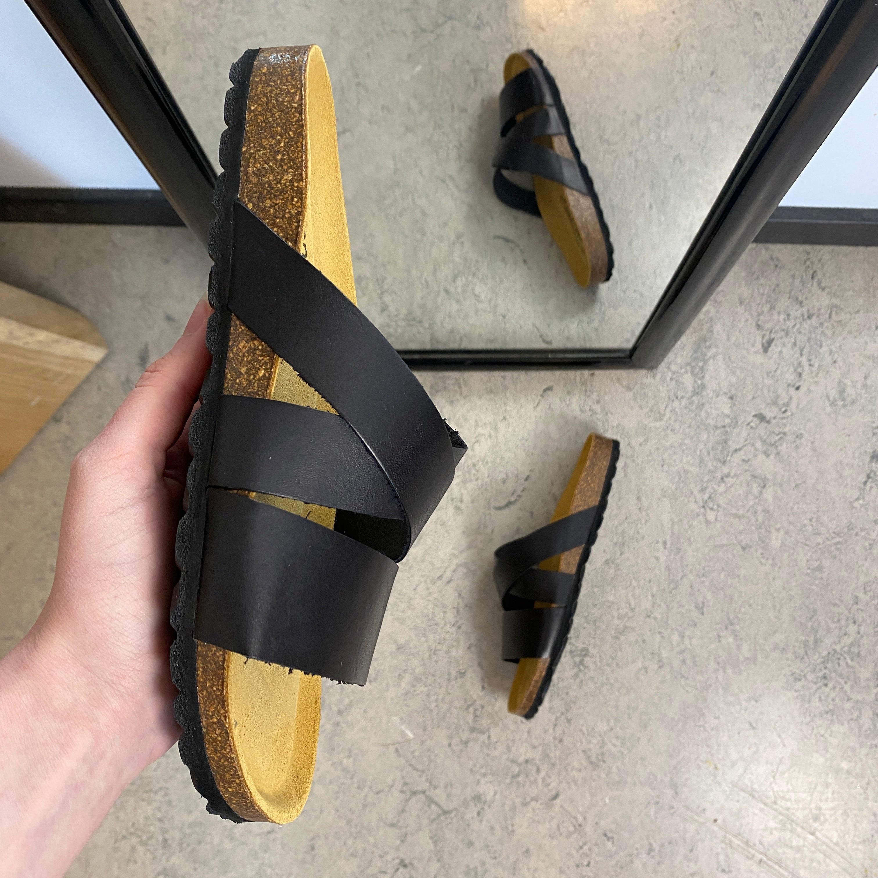 Slip on sandal i sort glat skind med krydsremme – komfort & støtte | Sygeplejebutikken