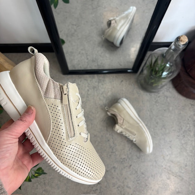 Åndbar beige sneakers fra Green Comfort