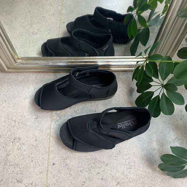 Sandal fra OrtoMed med velcro og åben tå