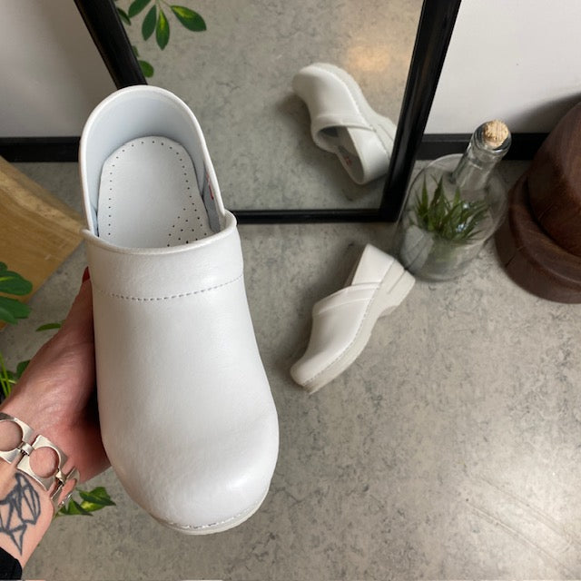 Hvid fleksibel Sanita-træsko med hælkappe.