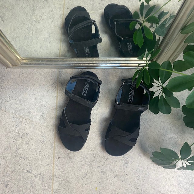 Let sandal fra Cruz med svangstøtte