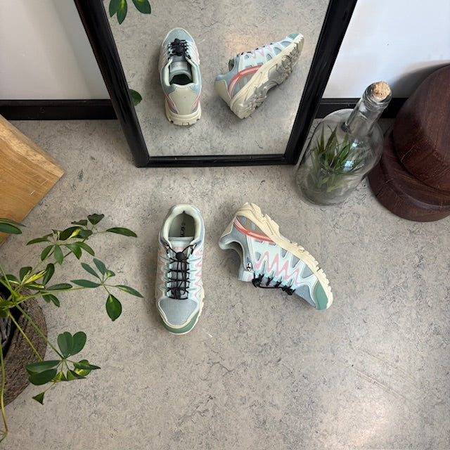 Fleksible blå sneakers med elastiksnørebånd.