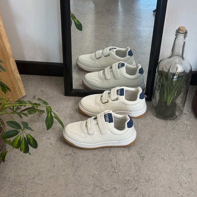 Hvid sko med velcroremme og ekstra stødabsorbering i hælen