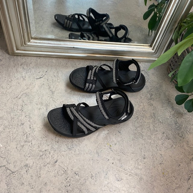 Flot sort sporty letvægts sandal med svangstøtte