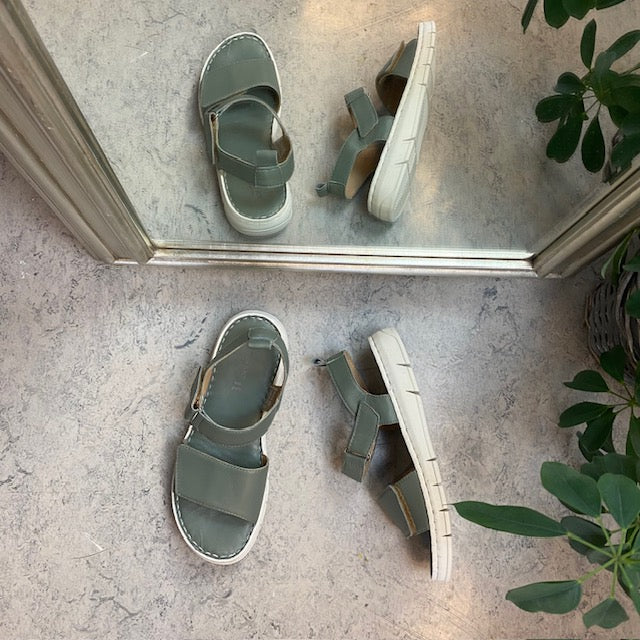 Lækker blød og fleksibel skindsandal i grøn fra Relaxshoe