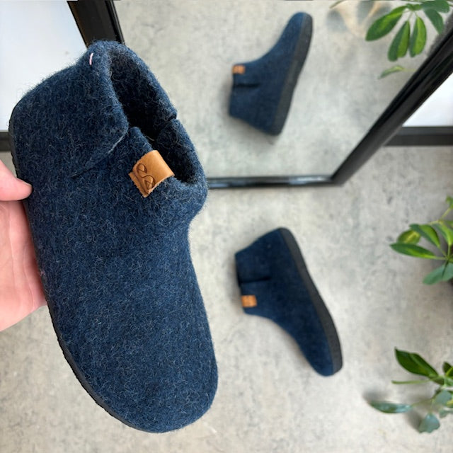 Høj marineblå hjemmesko i uld med skridhæmmende såler fra Green Comfort