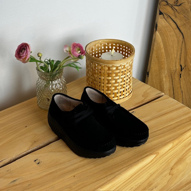 Sort ruskindssko med gængesål og svangstøtte