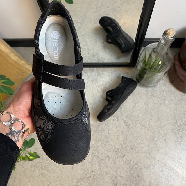Sort Remonte ballerina med god svangstøtte.