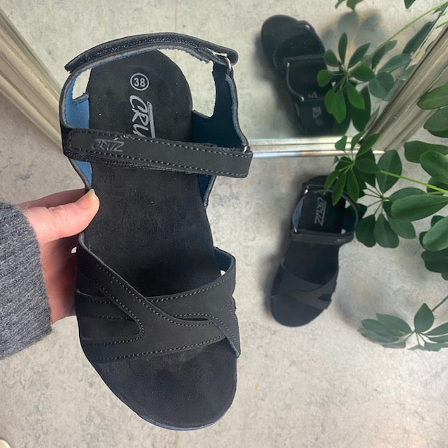 Let sandal fra Cruz med svangstøtte