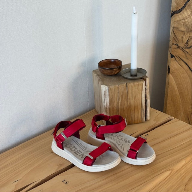 Smart rød sandal fra Woden