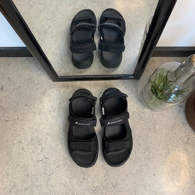 Sort herre vandresandal fra Whistler med god svangstøtte