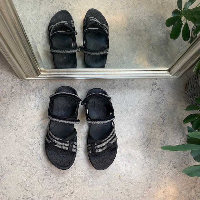 Flot sort sporty letvægts sandal med svangstøtte