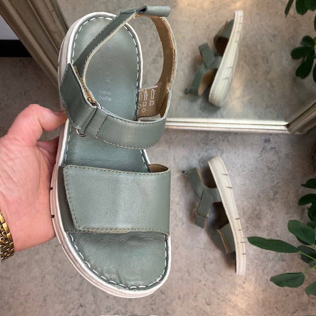 Lækker blød og fleksibel skindsandal i grøn fra Relaxshoe