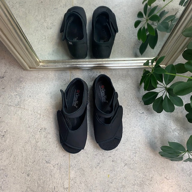 Sandal fra OrtoMed med velcro og åben tå