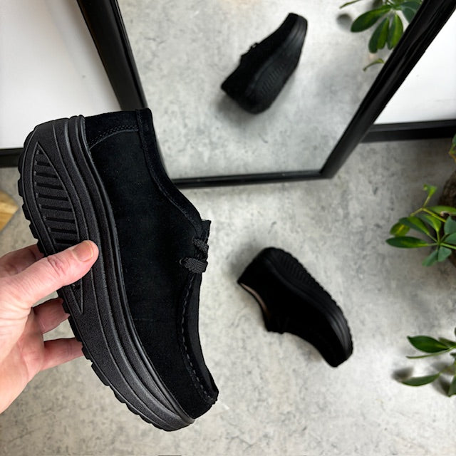 Sort ruskindssko med gængesål og svangstøtte