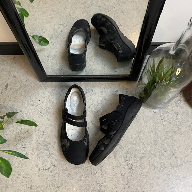 Sort Remonte ballerina med god svangstøtte.