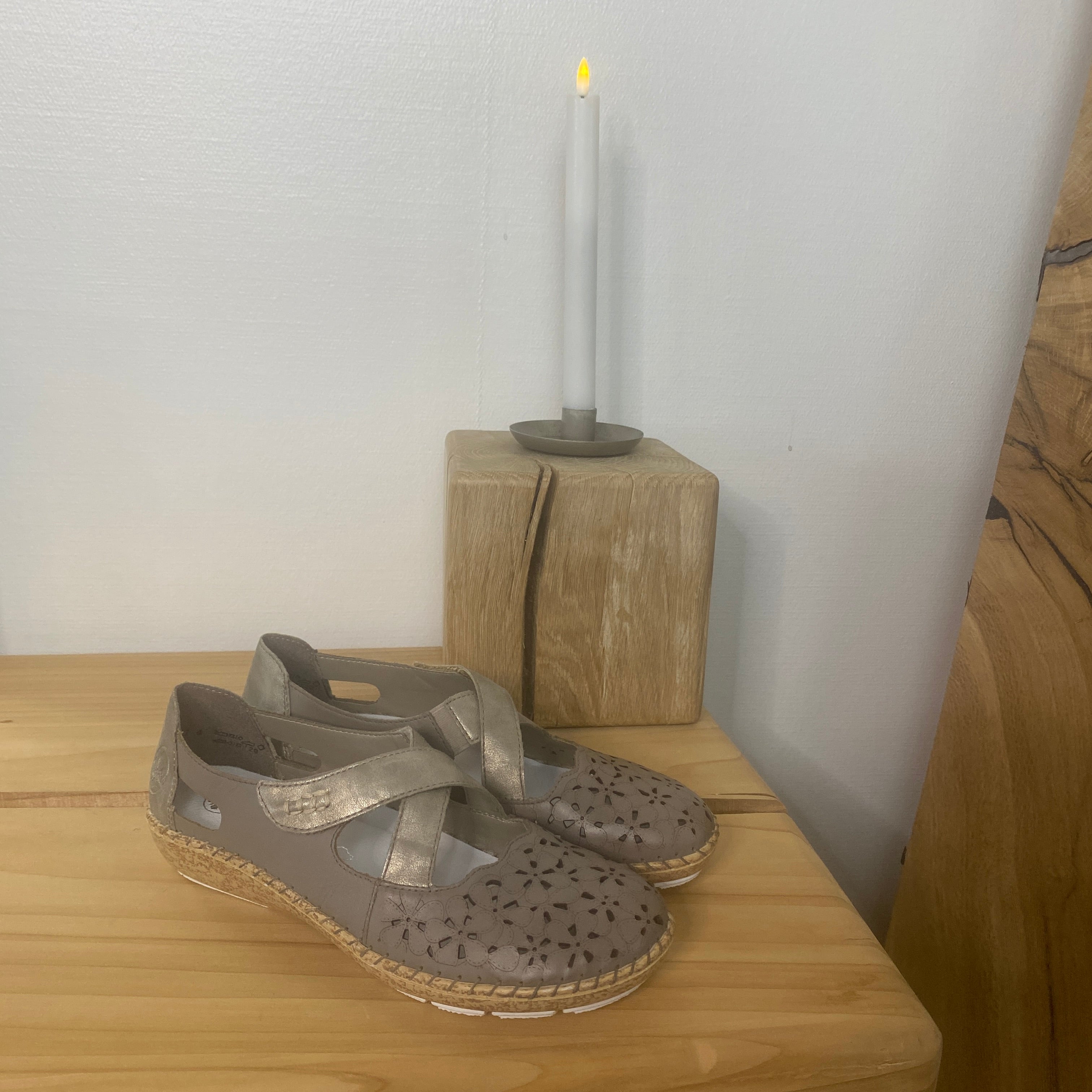 Rieker beige lukket sandal med velcro & blomstermønster