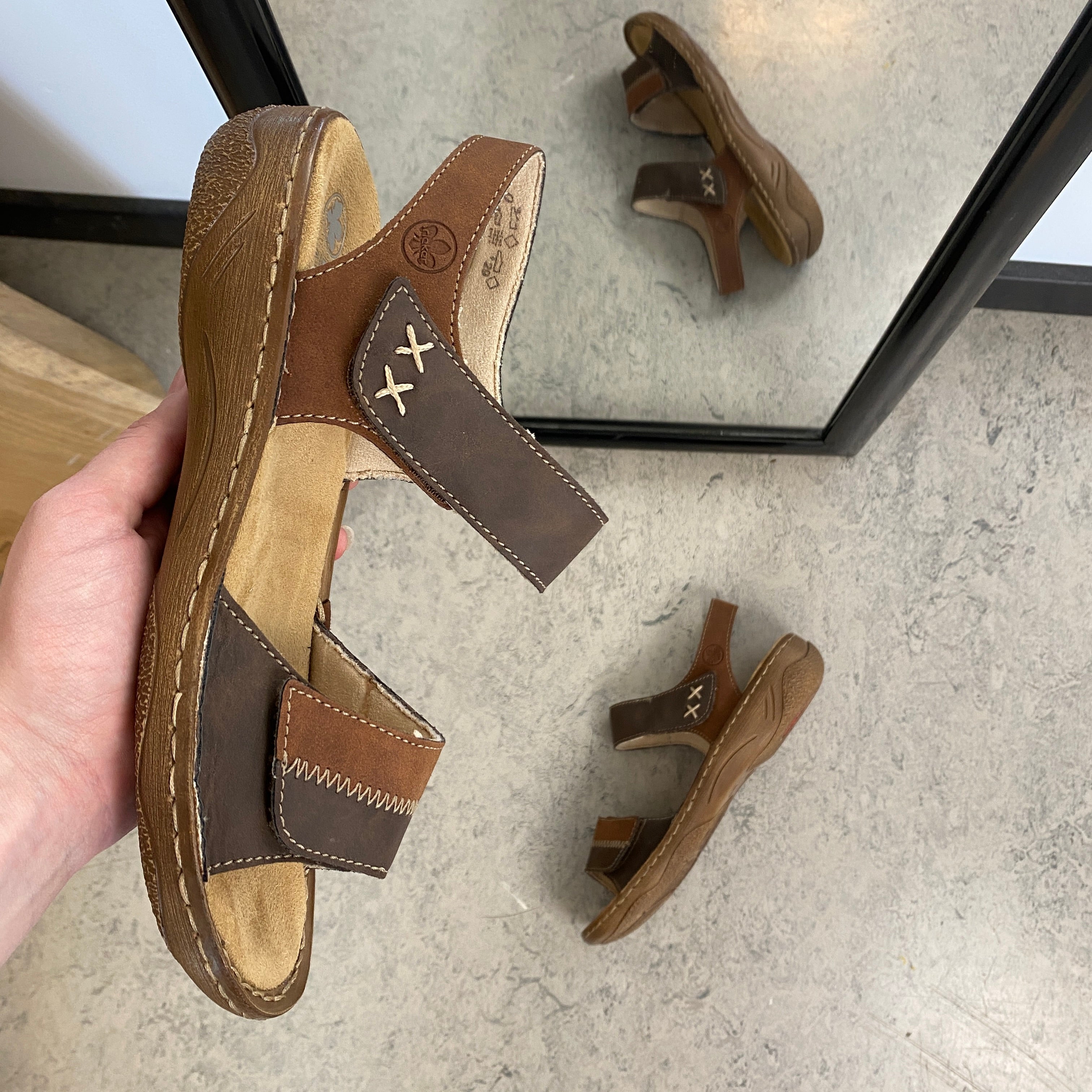 Rieker damesandal brun – klassisk komfort med blød støtte & justerbar pasform