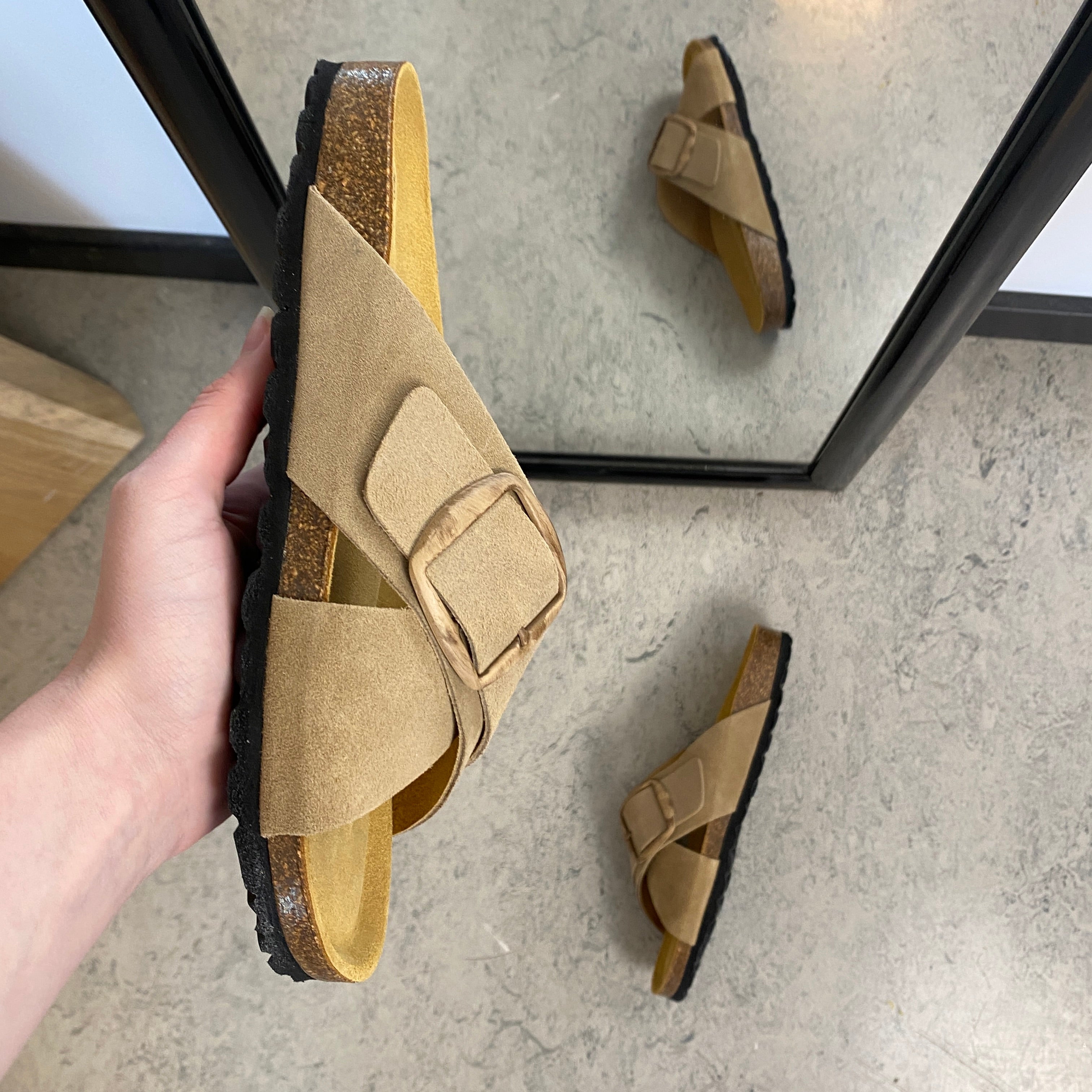 Lys brun slip on sandal i skind med dobbelt rem – komfort & støtte fra Sygeplejebutikken