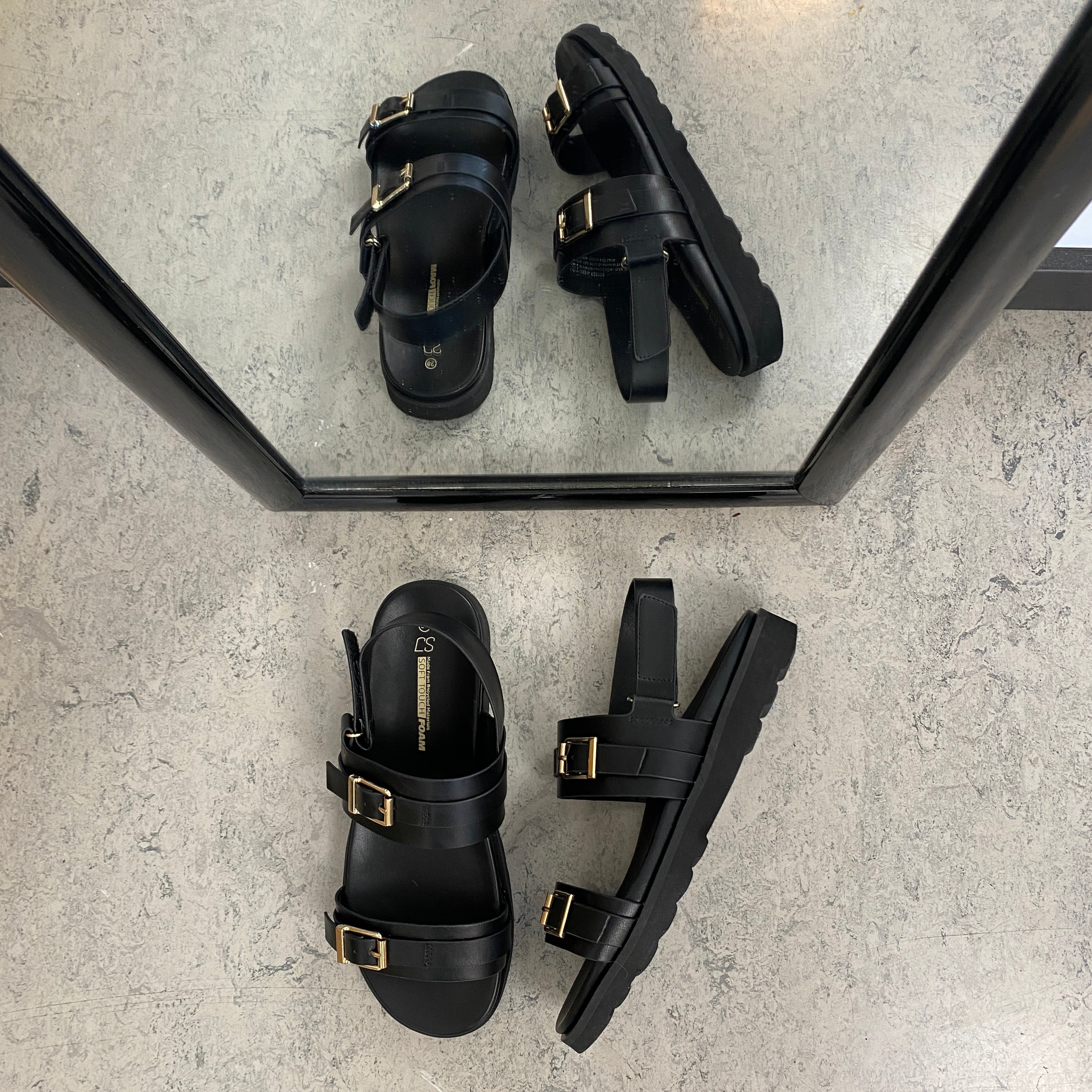 Sort sandal med spænder & hælrem – klassisk model med regulerbar pasform