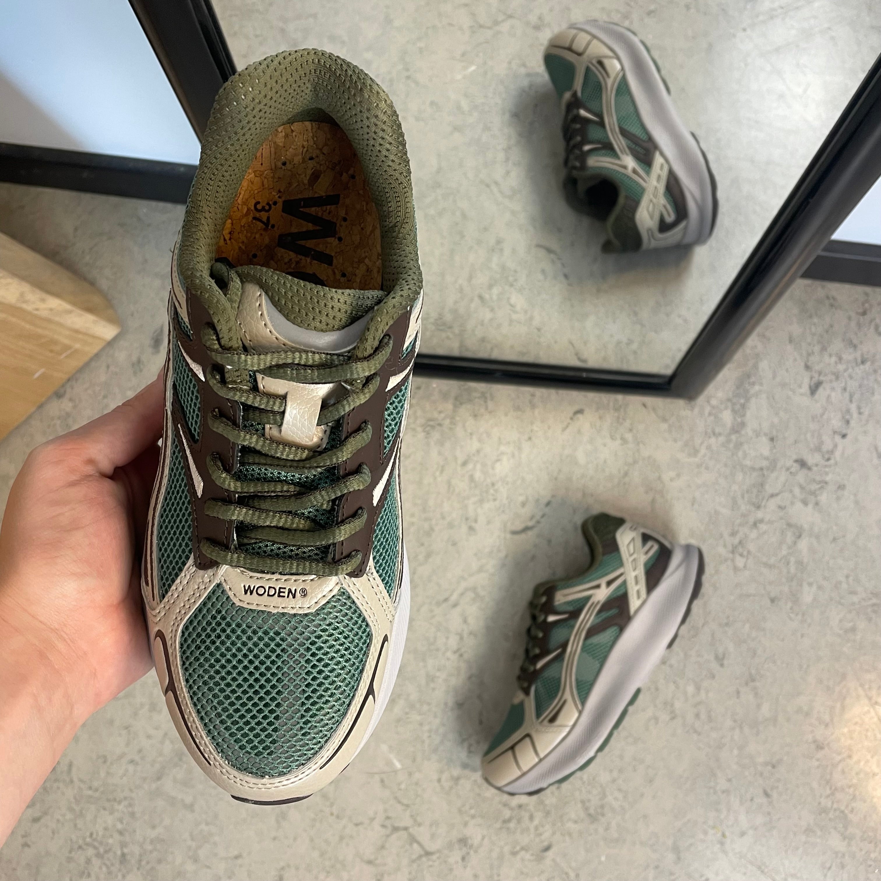 Woden Freja Runner – olivengrøn/brun sneaker med let gængesål