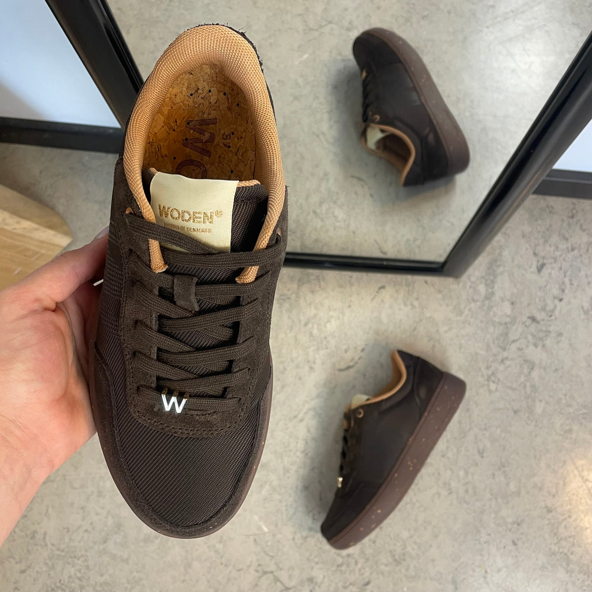 Woden Line Sneak – mørkebrun sneaker med gulddetaljer & blød komfort