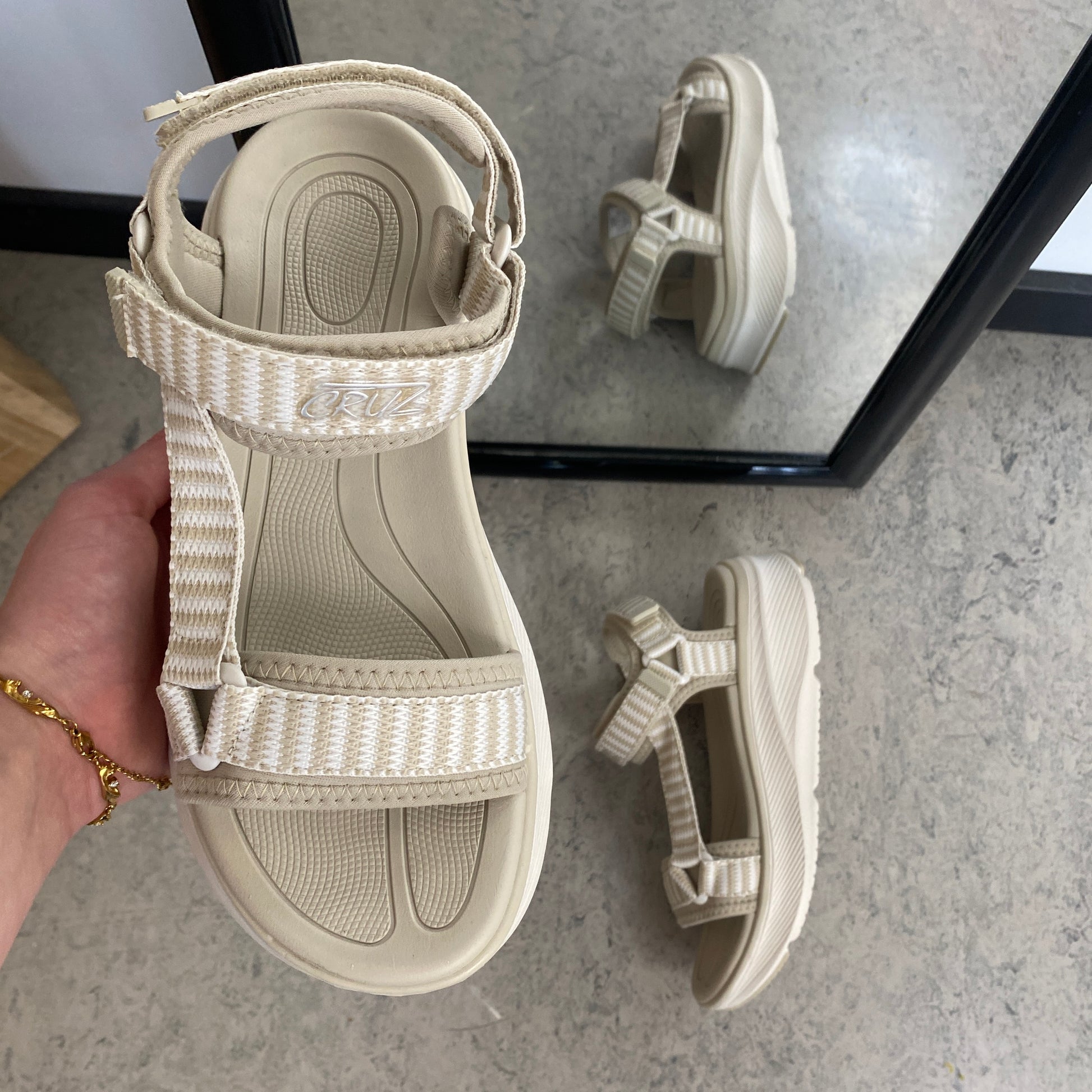 Cruz sandal i beige – Let & komfortabel med justerbare remme