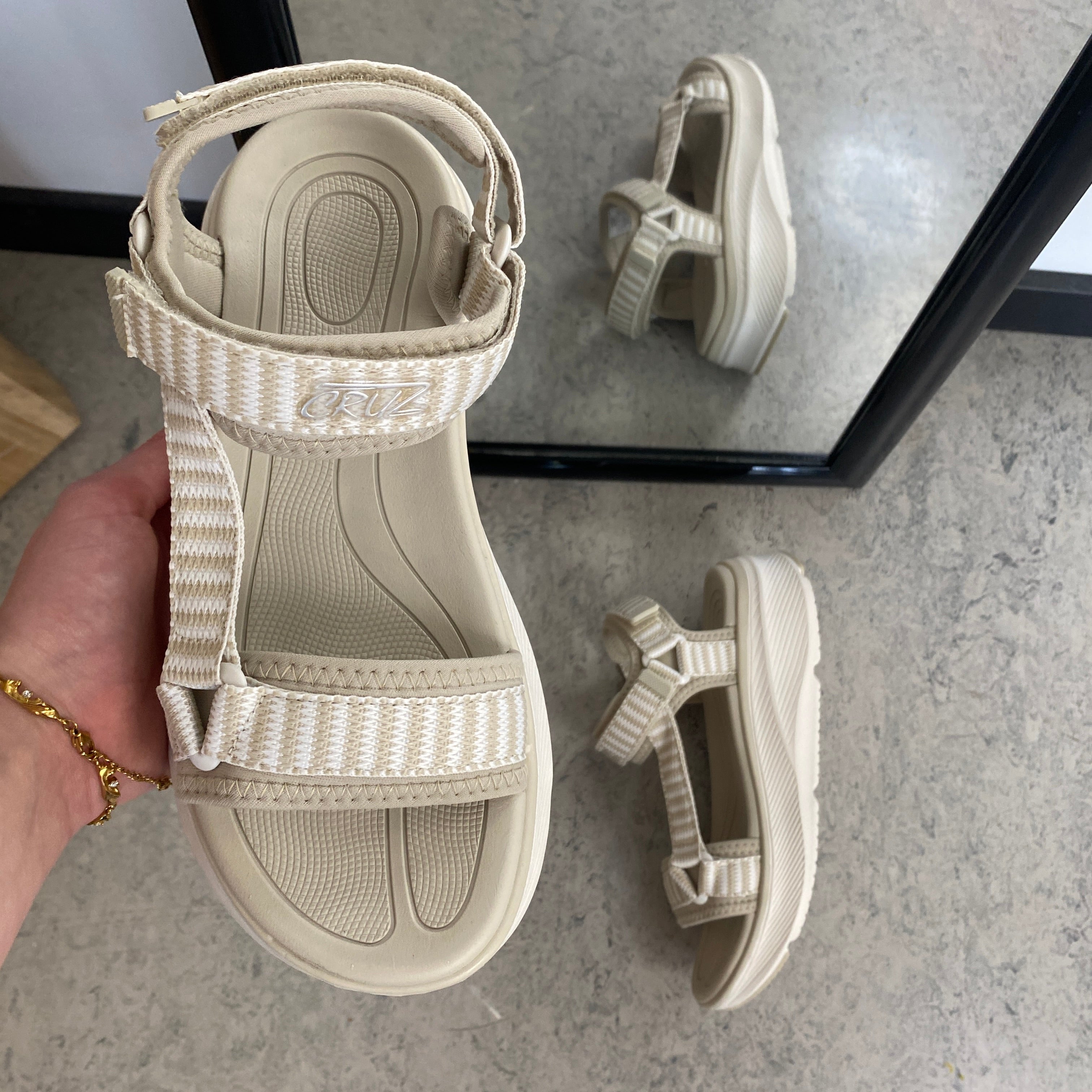 Cruz sandal i beige – Let & komfortabel med justerbare remme