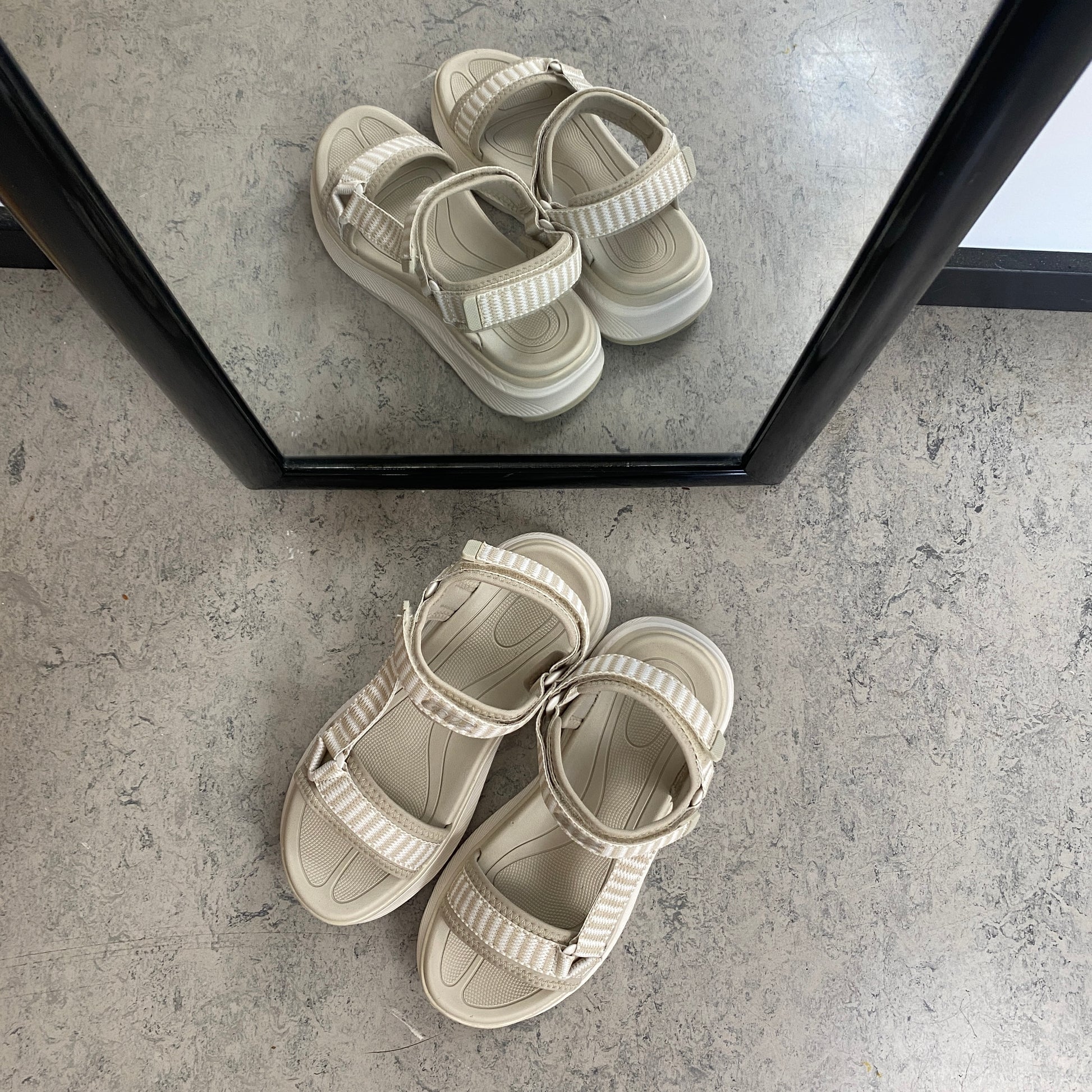 Cruz sandal i beige – Let & komfortabel med justerbare remme