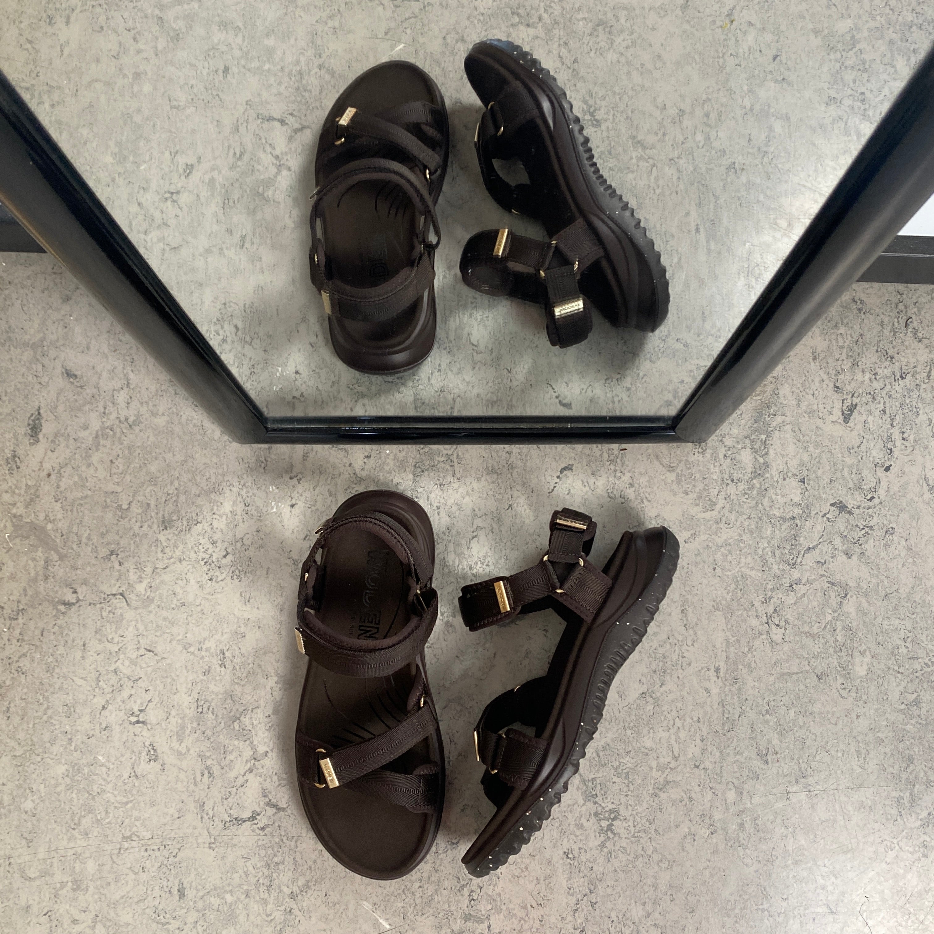 Mørkebrun Woden Solvej sandal – let komfort, svangstøtte & justerbar pasform