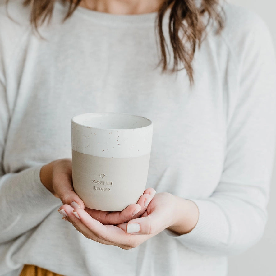 Håndlavet keramik krus uden hank – med indgraveret tekst Coffee Lover