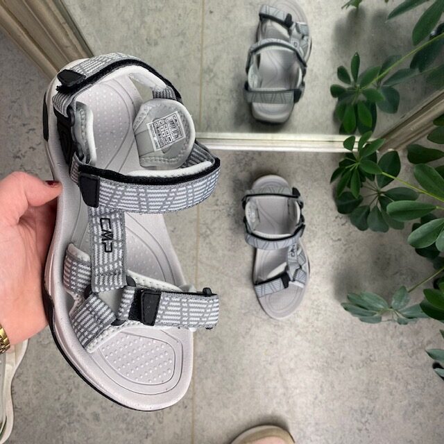 Grå sportssandal fra CMP med striber og god bredde
