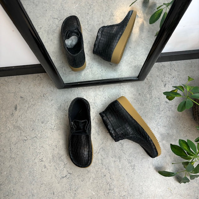 Sort krokodillemønstret støvlet i skind fra Nature