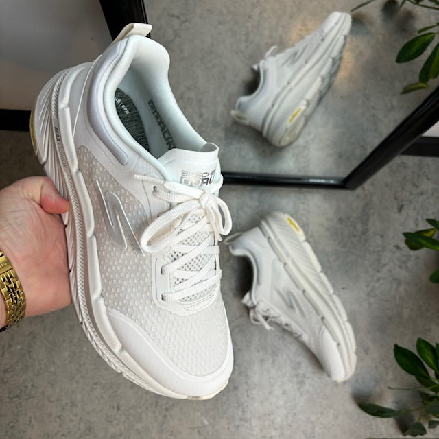 Åndbar hvid MaxCushioning sko fra Skechers