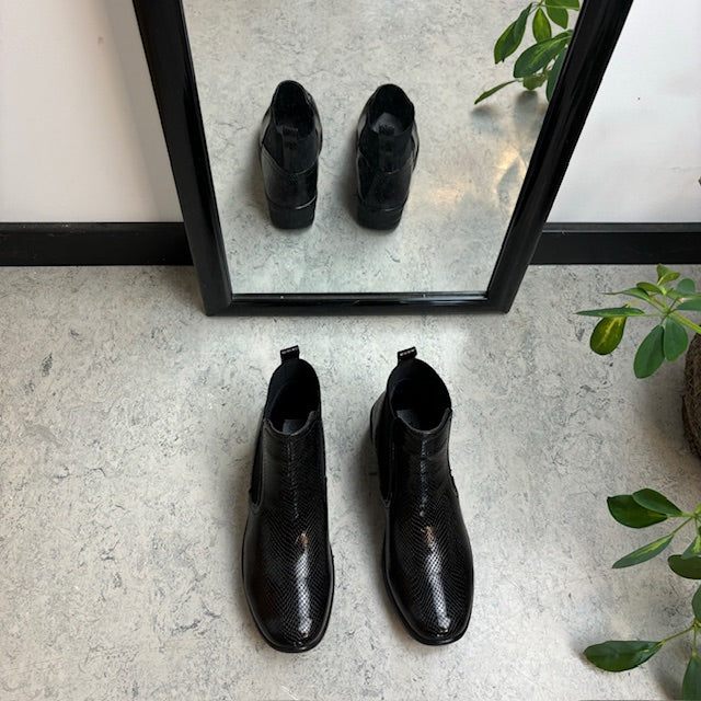 Elegant sort lakstøvle med bred elastikåbning