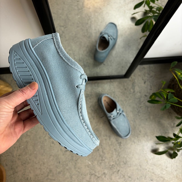 Lyseblå ruskindssko med gængesål og svangstøtte