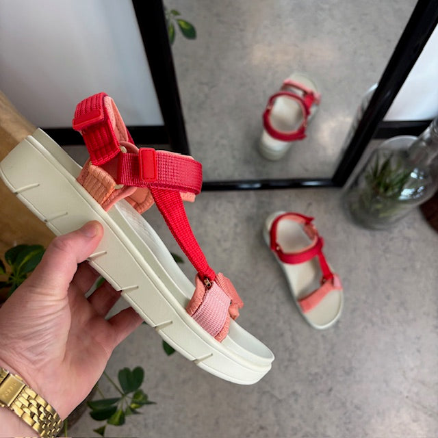 Green Comfort sandal i rød farvekombination