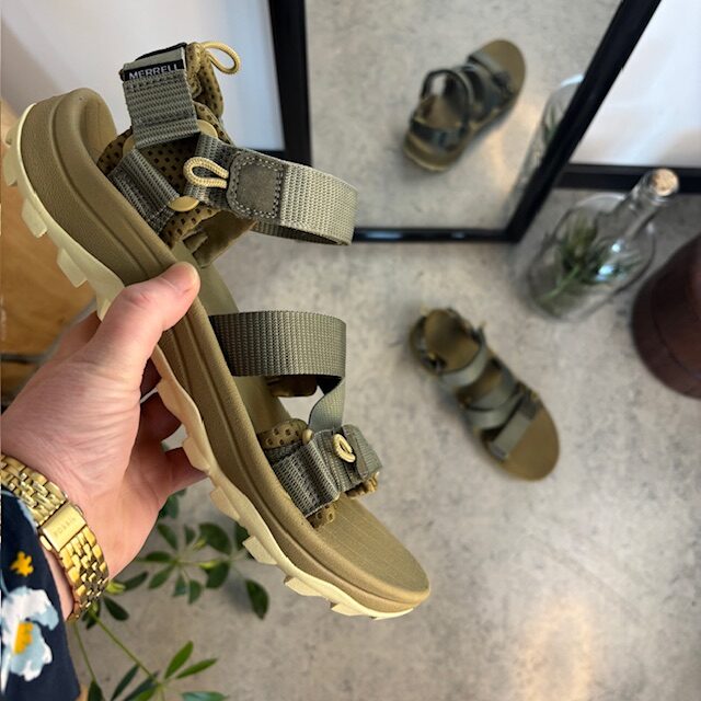 Grøn letvægts vandresandal til mænd med god svangstøtte.