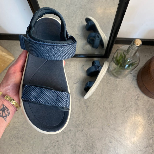 Cruz blå let sandal med brede remme