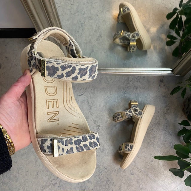 Smart sandal fra Woden med leopartprint