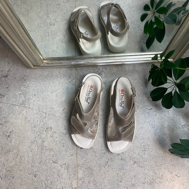 Bred ortopædisk sandal i beige med velcro, svangstøtte & ekstra plads til knyster