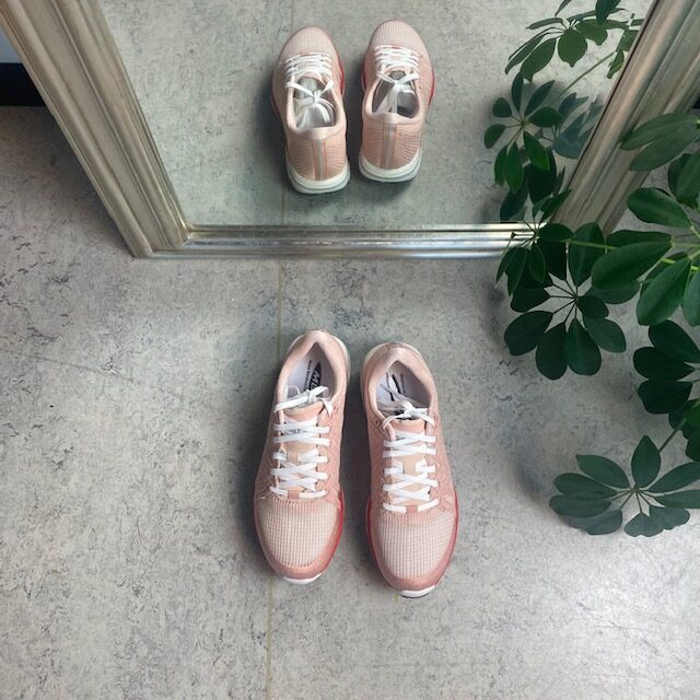 Rosa letvægts sko fra MBT