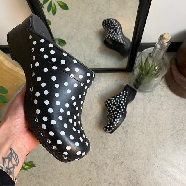 Sanita træsko med sort og hvidt prikmønster