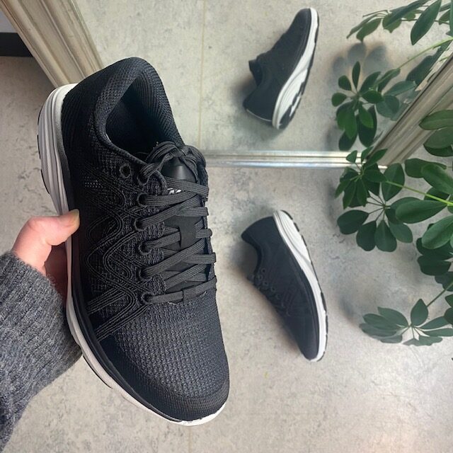 Sort letvægts sko fra MBT