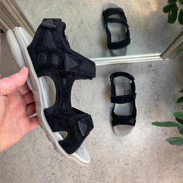 Sandal med lædersål og let svangstøtte i sort
