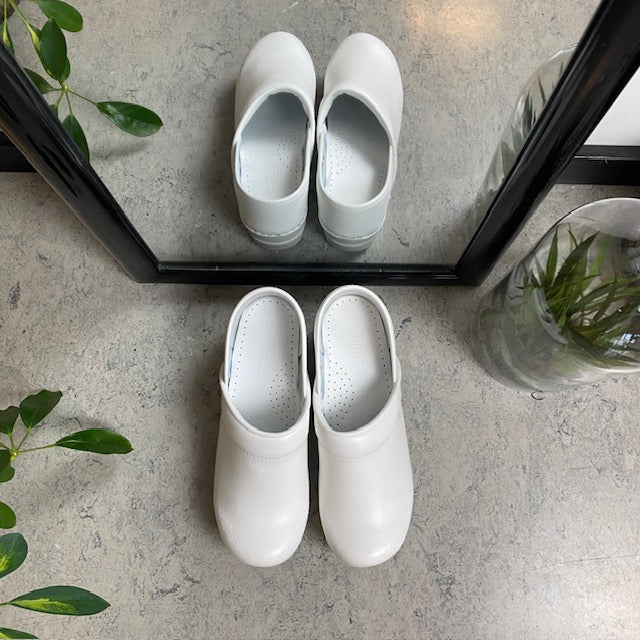 Hvid fleksibel Sanita-træsko med hælkappe.