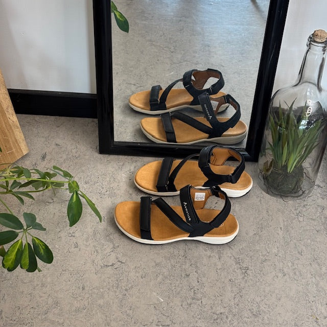 Sort Whistler sandal med svangstøtte og 3 justerbare remme
