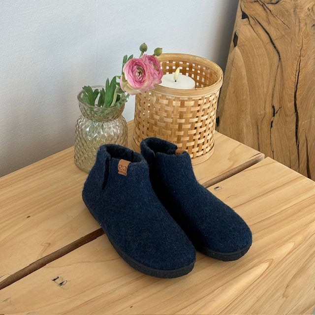 Høj marineblå hjemmesko i uld med skridhæmmende såler fra Green Comfort