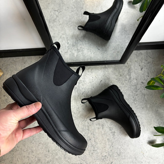 Sort luksus gummistøvle med svangstøtte fra Green Comfort