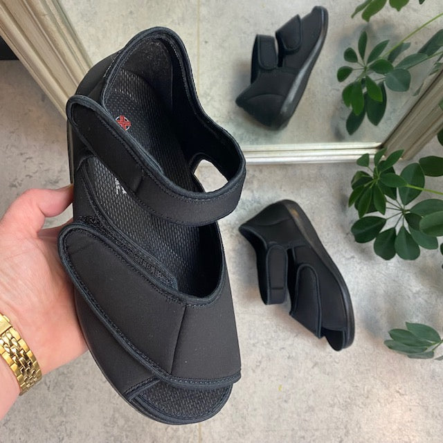 Sandal fra OrtoMed med velcro og åben tå